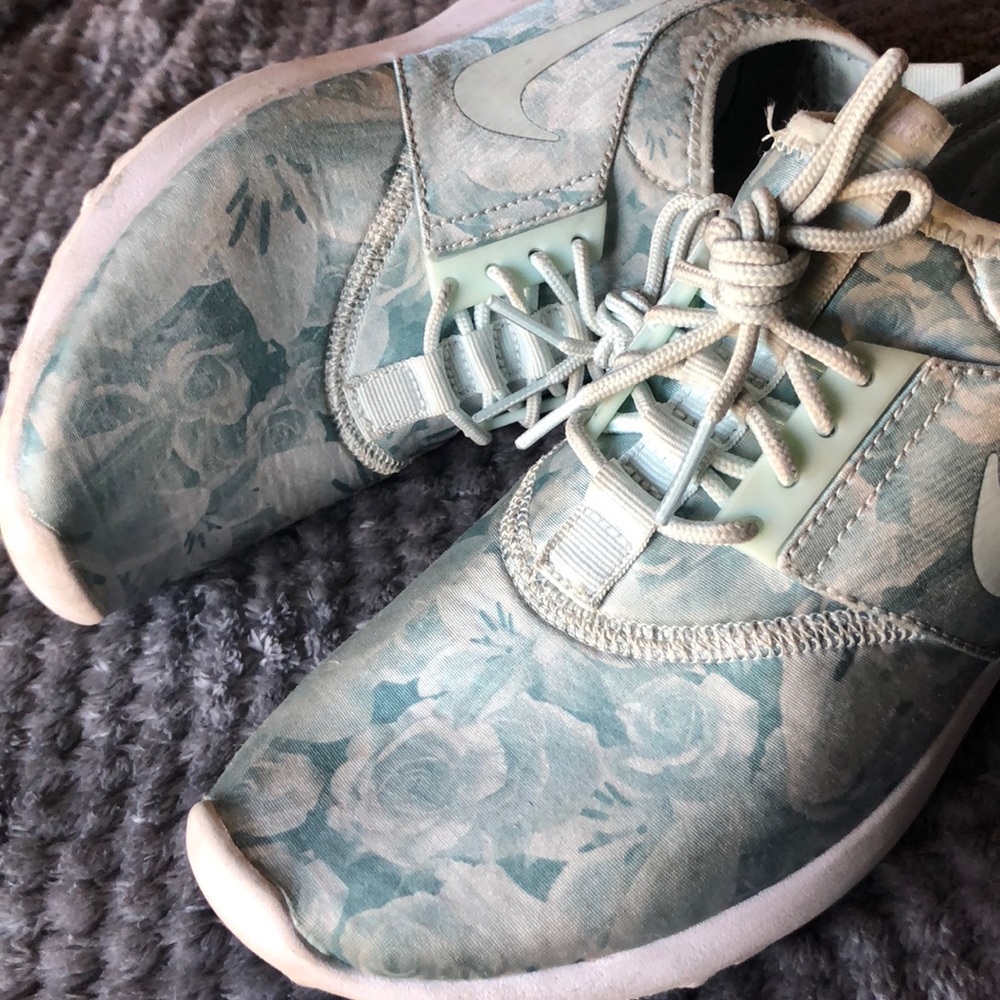 Women’s Floral Nike’s